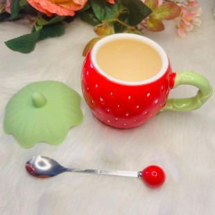 Embossed Strawberry Ceramic Mug – Bright Red Gift Set